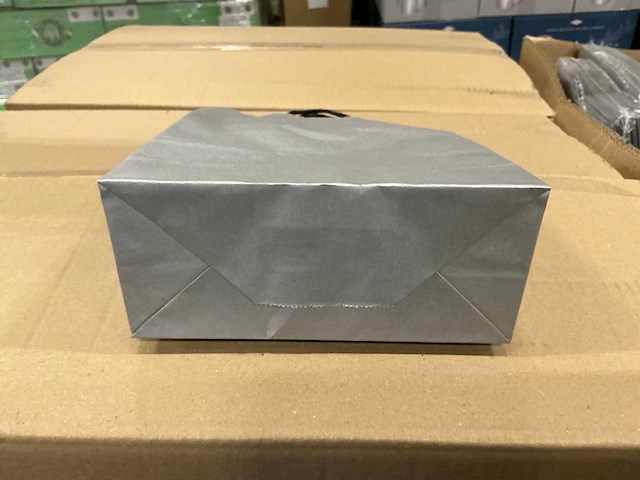 Partij paper carrier bags 18+8*22cm silver (6000x) - afbeelding 3 van  6