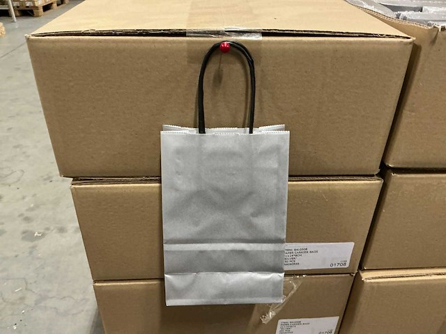 Partij paper carrier bags 21+14*8cm silver (2725x) - afbeelding 3 van  5