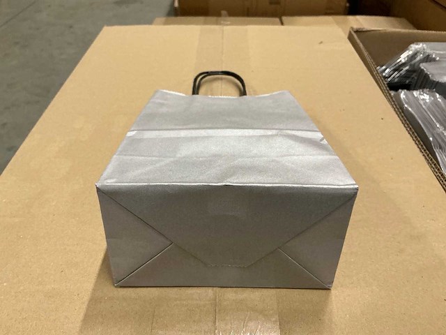 Partij paper carrier bags 21+14*8cm silver (2725x) - afbeelding 4 van  5
