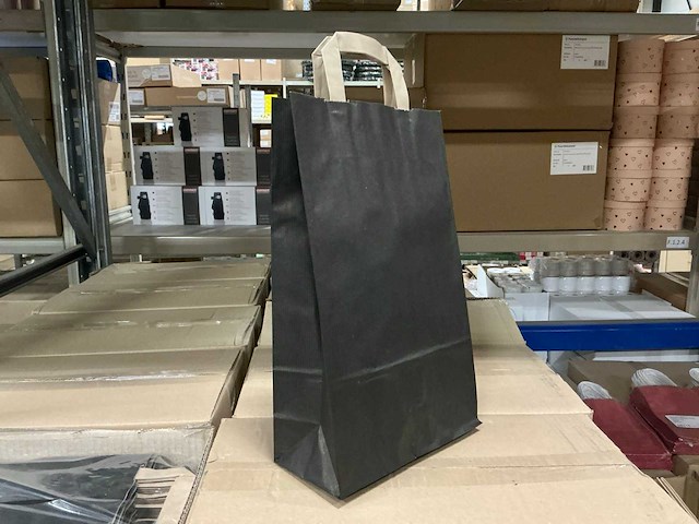 Partij paper carrier bags 22+11*36cm black (7500x) - afbeelding 1 van  6