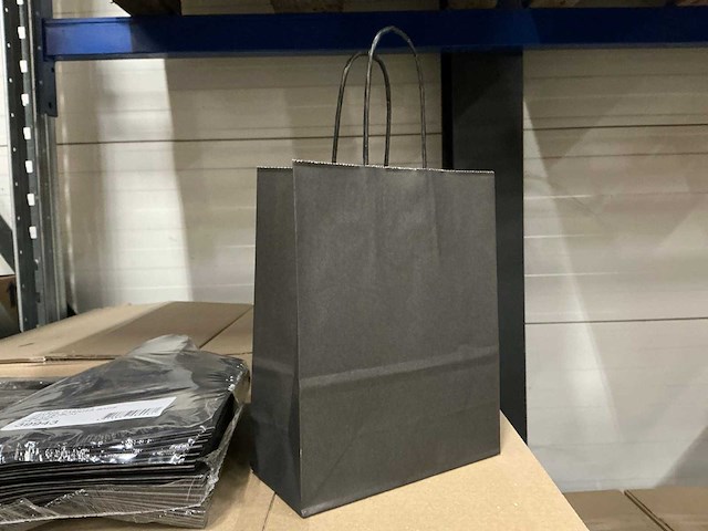 Partij paper carrier bags 22+18*8cm black (3000x) - afbeelding 1 van  6