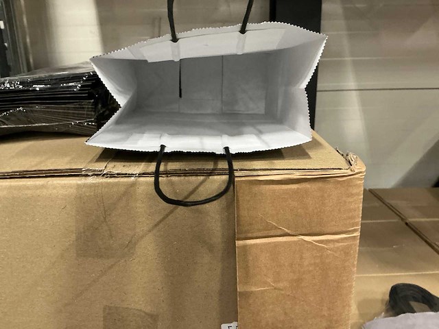 Partij paper carrier bags 22+18*8cm black (3000x) - afbeelding 3 van  6