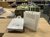 Partij paper carrier bags 22x18x8cm white (5000x) - afbeelding 1 van  4