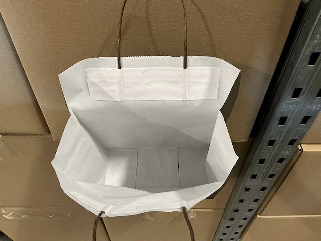 Partij paper carrier bags 26+12*35cm cappuccino (6000x) - afbeelding 2 van  4