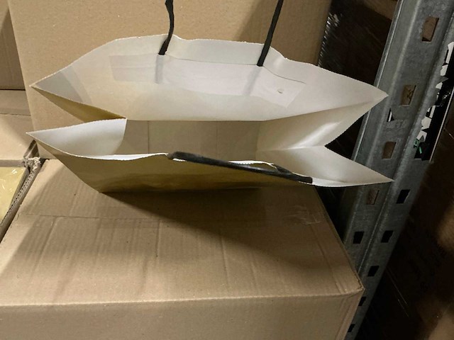 Partij paper carrier bags 26+12*35cm gold (5250x) - afbeelding 2 van  3