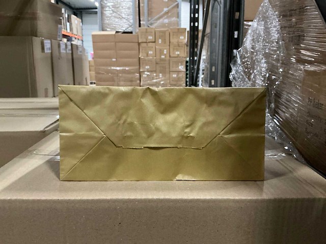 Partij paper carrier bags 26+12*35cm gold (5250x) - afbeelding 3 van  3