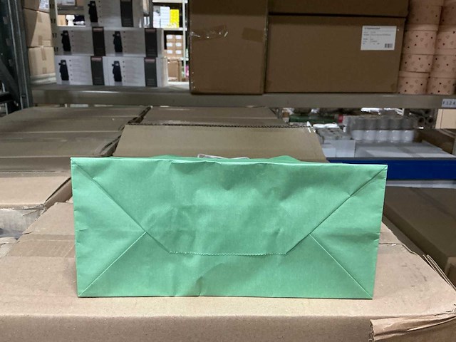 Partij paper carrier bags 26+12*35cm misty green (3000x) - afbeelding 1 van  6