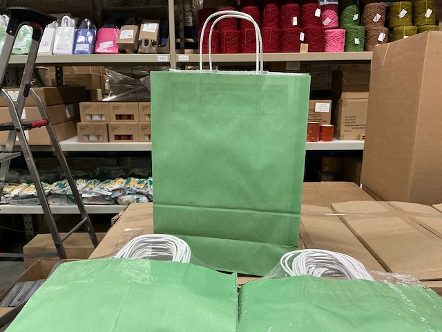 Partij paper carrier bags 26+12*35cm misty green (6000x) - afbeelding 1 van  6
