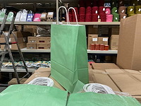 Partij paper carrier bags 26+12*35cm misty green (6000x) - afbeelding 2 van  6