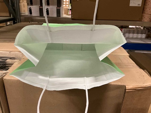 Partij paper carrier bags 26+12*35cm misty green (6000x) - afbeelding 2 van  7