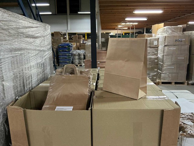Partij paper carrier bags 26+12x35cm brown fsc unprinted (4800x) - afbeelding 1 van  6