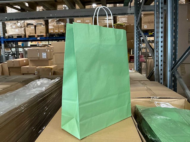 Partij paper carrier bags 32+12*41cm misty green (3000x) - afbeelding 1 van  6
