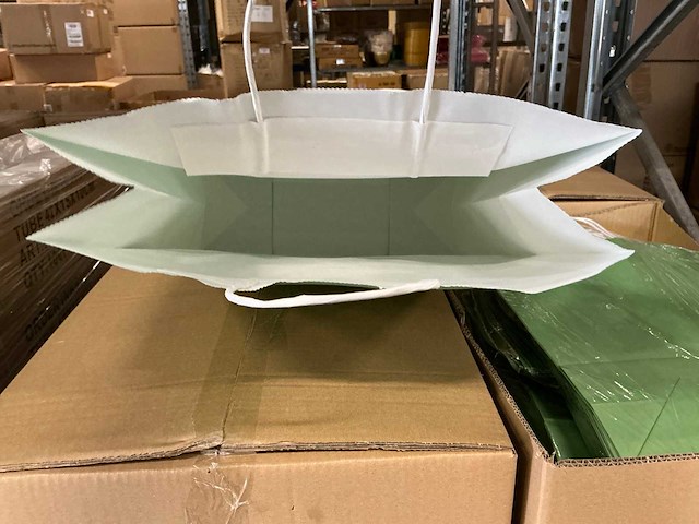 Partij paper carrier bags 32+12*41cm misty green (3000x) - afbeelding 2 van  6