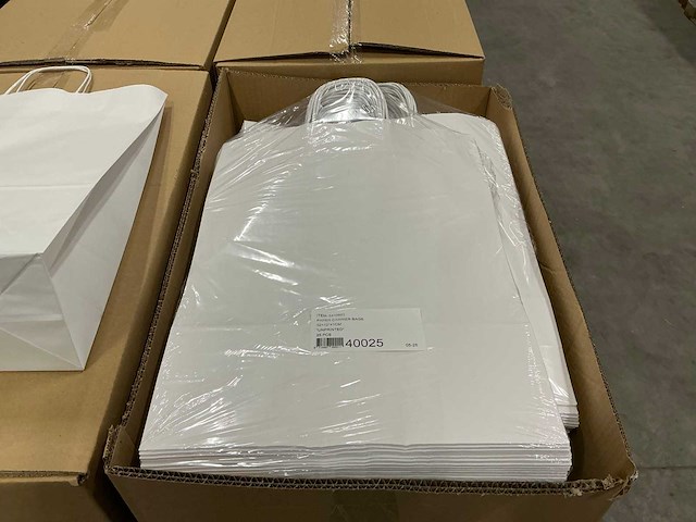 Partij paper carrier bags 32+12*41cm unprinted (3000x) - afbeelding 6 van  6