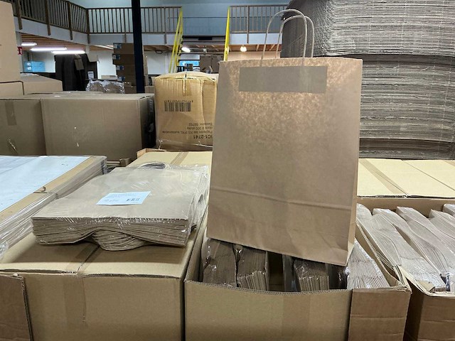 Partij paper carrier bags 32+12x41cm brown fsc unprinted (3000x) - afbeelding 1 van  6