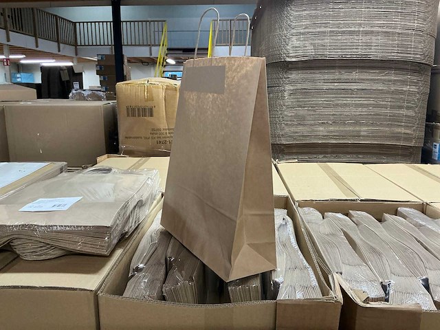 Partij paper carrier bags 32+12x41cm brown fsc unprinted (3000x) - afbeelding 2 van  6
