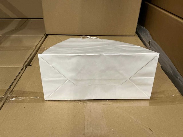 Partij paper carrier bags 35x26x12cm white (4750x) - afbeelding 2 van  6