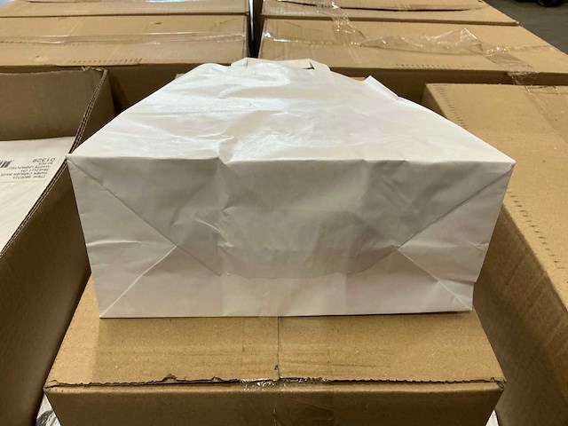 Partij paper carrier bags 36x22x11cm white unprinted (4750x) - afbeelding 3 van  6