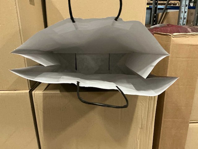 Partij paper carrier bags 41x32x12cm black (4000x) - afbeelding 3 van  7