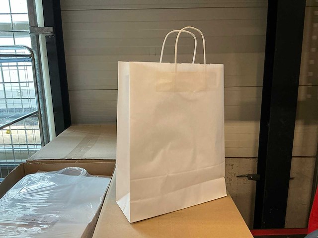 Partij paper carrier bags 41x32x12cm white (3000x) - afbeelding 1 van  5