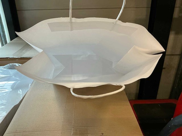 Partij paper carrier bags 41x32x12cm white (4000x) - afbeelding 2 van  6
