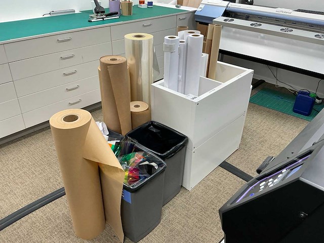 Partij papierrollen en vellen - afbeelding 1 van  21