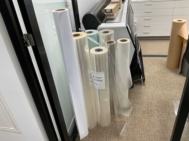 Partij papierrollen en vellen - afbeelding 12 van  21