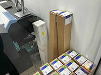 Partij papierrollen en vellen - afbeelding 16 van  21