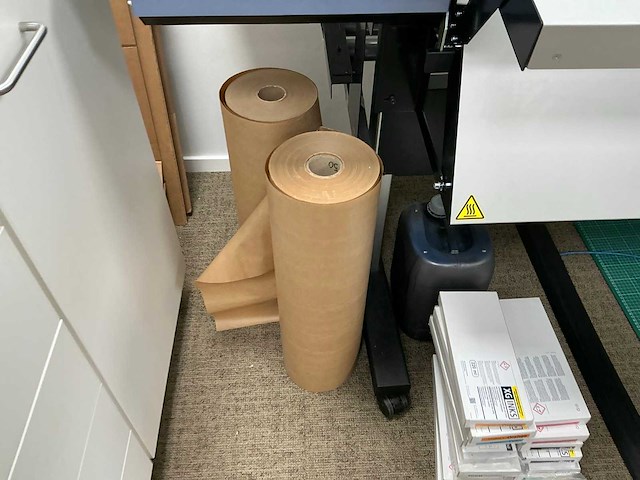 Partij papierrollen en vellen - afbeelding 17 van  21