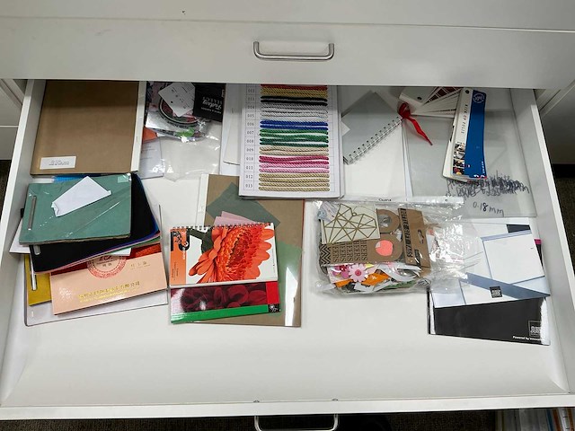 Partij papierrollen en vellen - afbeelding 21 van  21