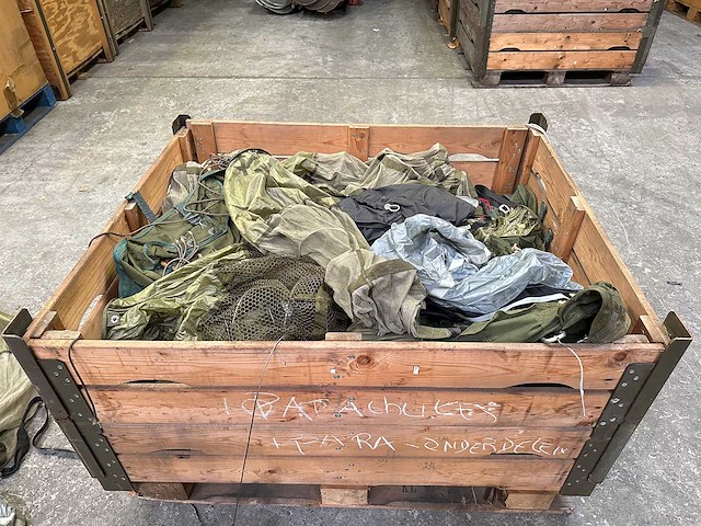 Partij parachute onderdelen - afbeelding 1 van  4