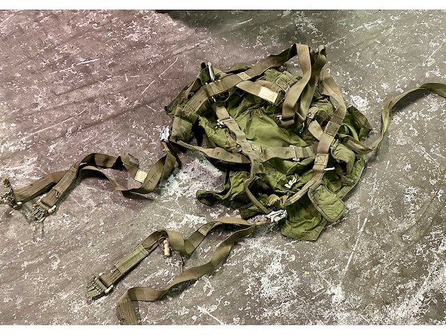 Partij parachuteharnassen - afbeelding 1 van  4