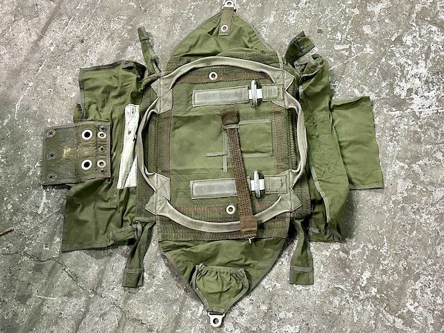 Partij parachuteharnassen - afbeelding 1 van  5