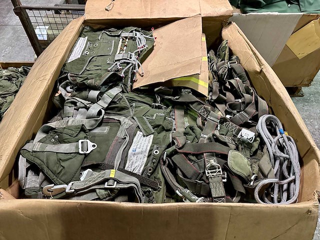 Partij parachuteharnassen - afbeelding 2 van  5