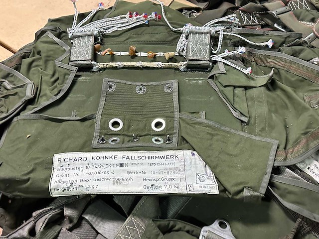 Partij parachuteharnassen - afbeelding 4 van  5