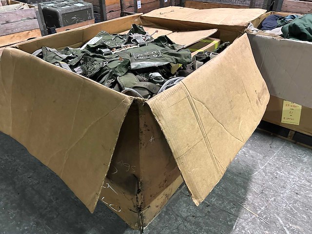 Partij parachuteharnassen - afbeelding 5 van  5