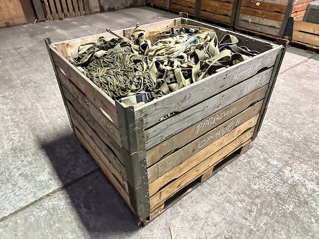 Partij parachutekoorden en banden - afbeelding 1 van  6