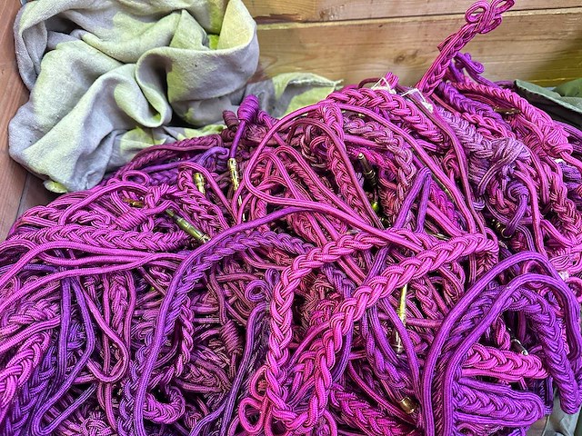 Partij paradekoorden en diverse kledingstukken - afbeelding 1 van  6