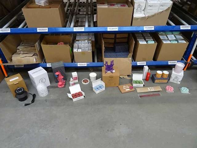 Partij partylite kaarsen, geurproducten en woningaccessoires, circa 1045 items - afbeelding 2 van  21