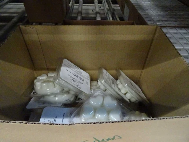 Partij partylite kaarsen, geurproducten en woningaccessoires, circa 1295 items - afbeelding 3 van  27