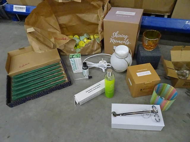 Partij partylite kaarsen, geurproducten en woningaccessoires, circa 1410 items - afbeelding 20 van  25