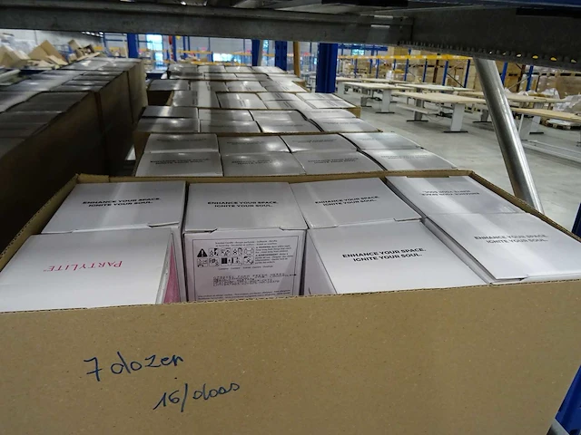Partij partylite kaarsen, geurproducten en woningaccessoires, circa 1530 items - afbeelding 1 van  26