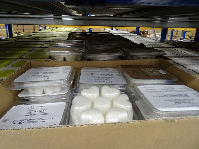 Partij partylite kaarsen, geurproducten en woningaccessoires, circa 1880 items - afbeelding 7 van  23