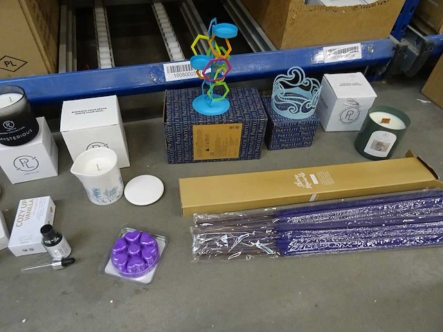 Partij partylite kaarsen, geurproducten en woningaccessoires, circa 1930 items - afbeelding 16 van  21