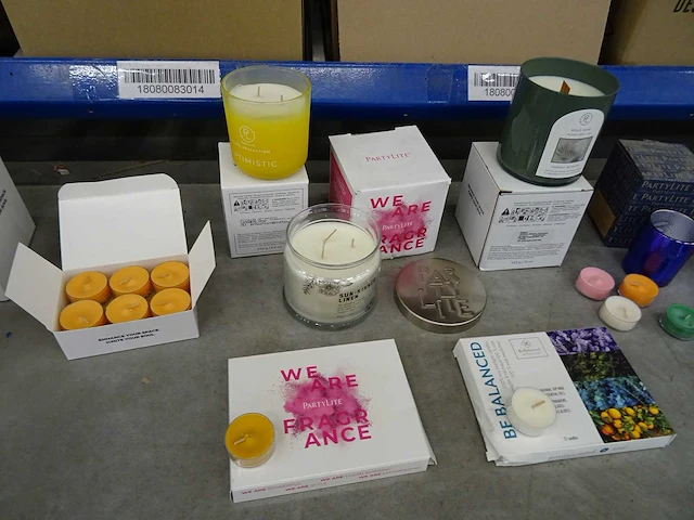 Partij partylite kaarsen, geurproducten en woningaccessoires, circa 840 items - afbeelding 10 van  23