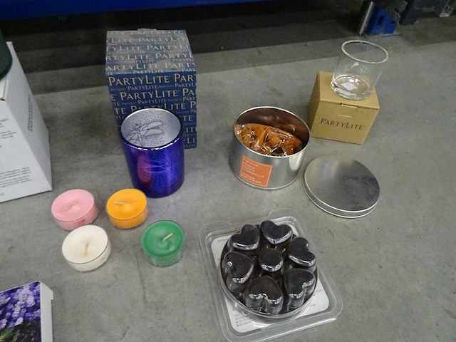 Partij partylite kaarsen, geurproducten en woningaccessoires, circa 840 items - afbeelding 11 van  23