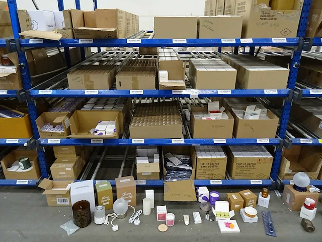 Partij partylite kaarsen, handcrème en woningaccessoires, circa 2330 items - afbeelding 1 van  25