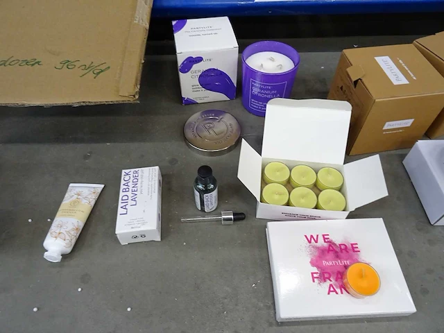 Partij partylite kaarsen, handcrème en woningaccessoires, circa 2330 items - afbeelding 21 van  25