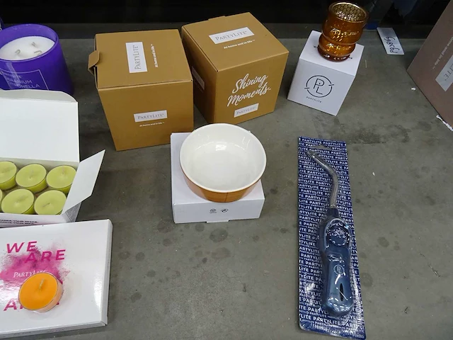 Partij partylite kaarsen, handcrème en woningaccessoires, circa 2330 items - afbeelding 22 van  25