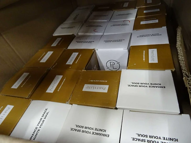 Partij partylite kaarsen, huidverzorging en woningaccessoires, circa 2105 items - afbeelding 11 van  25
